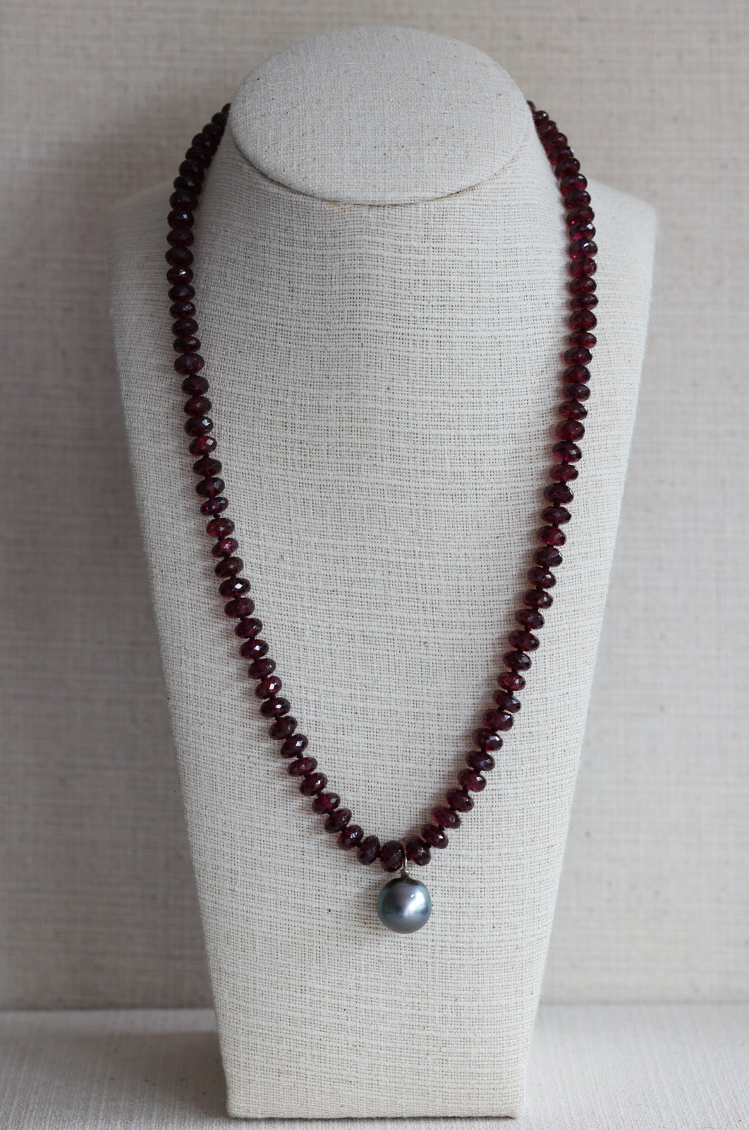 Large Tahitian Pearl Garnet Gemstone Necklace (13.5mm)